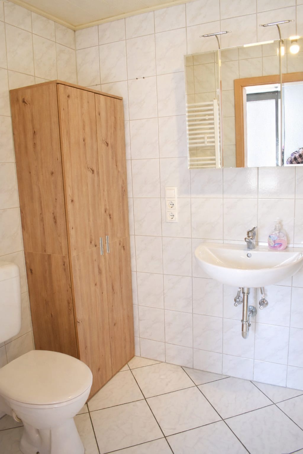 Badezimmer mit Waschbecken und WC