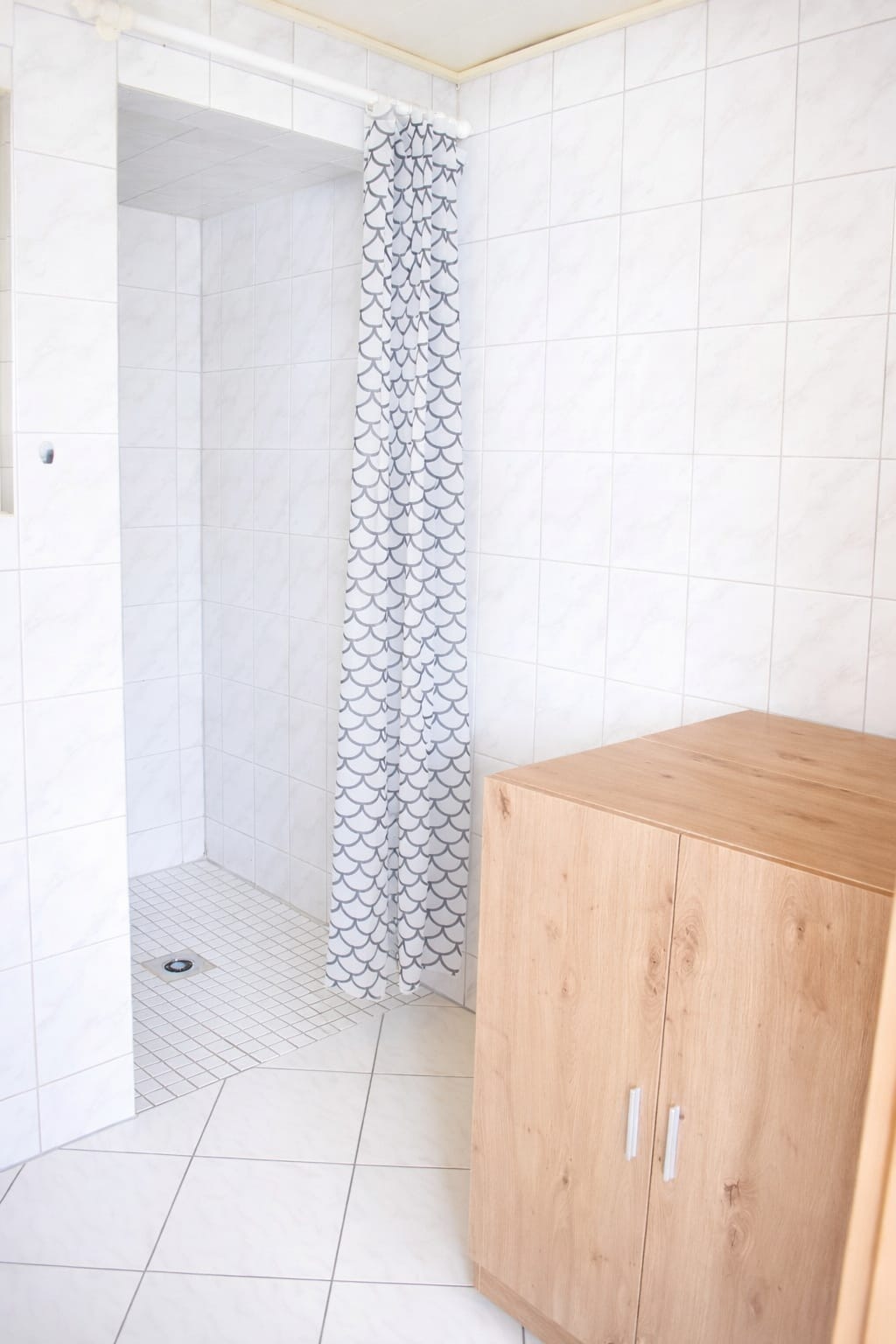 Badezimmer mit ebenerdiger Dusche