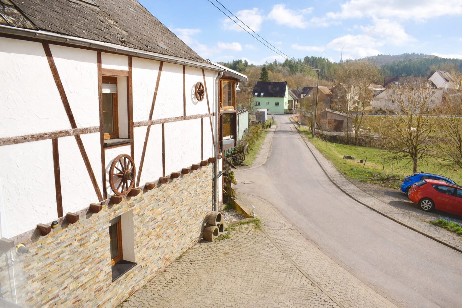 Fachwerk und Blick ins Dorf