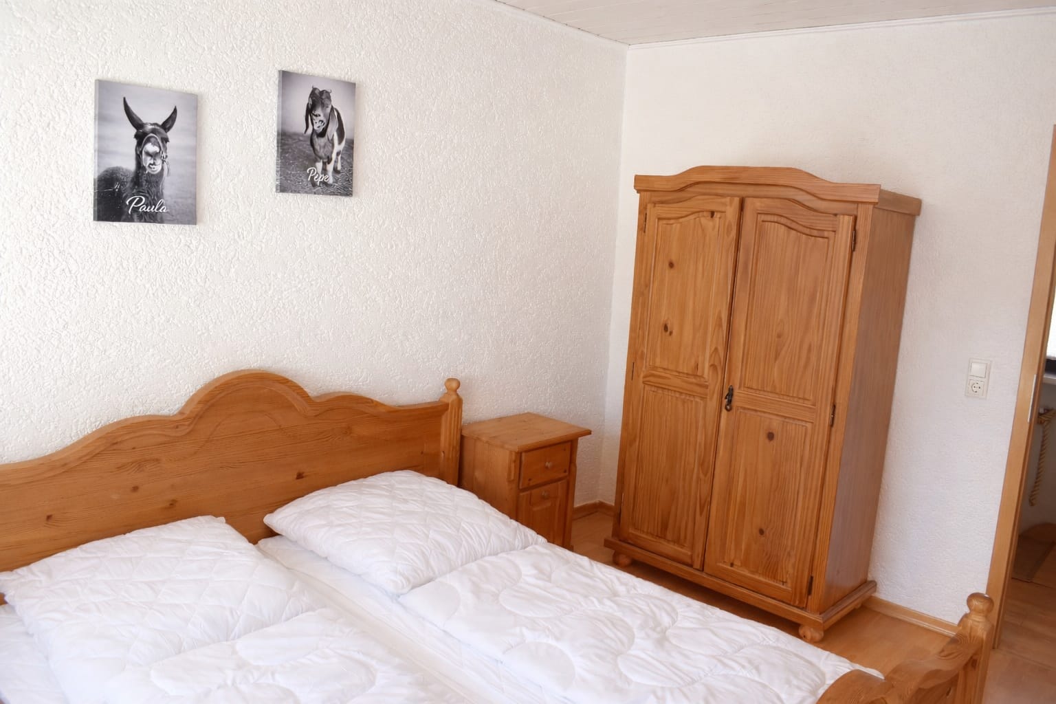 Schlafzimmer mit Doppelbett und Kleiderschrank